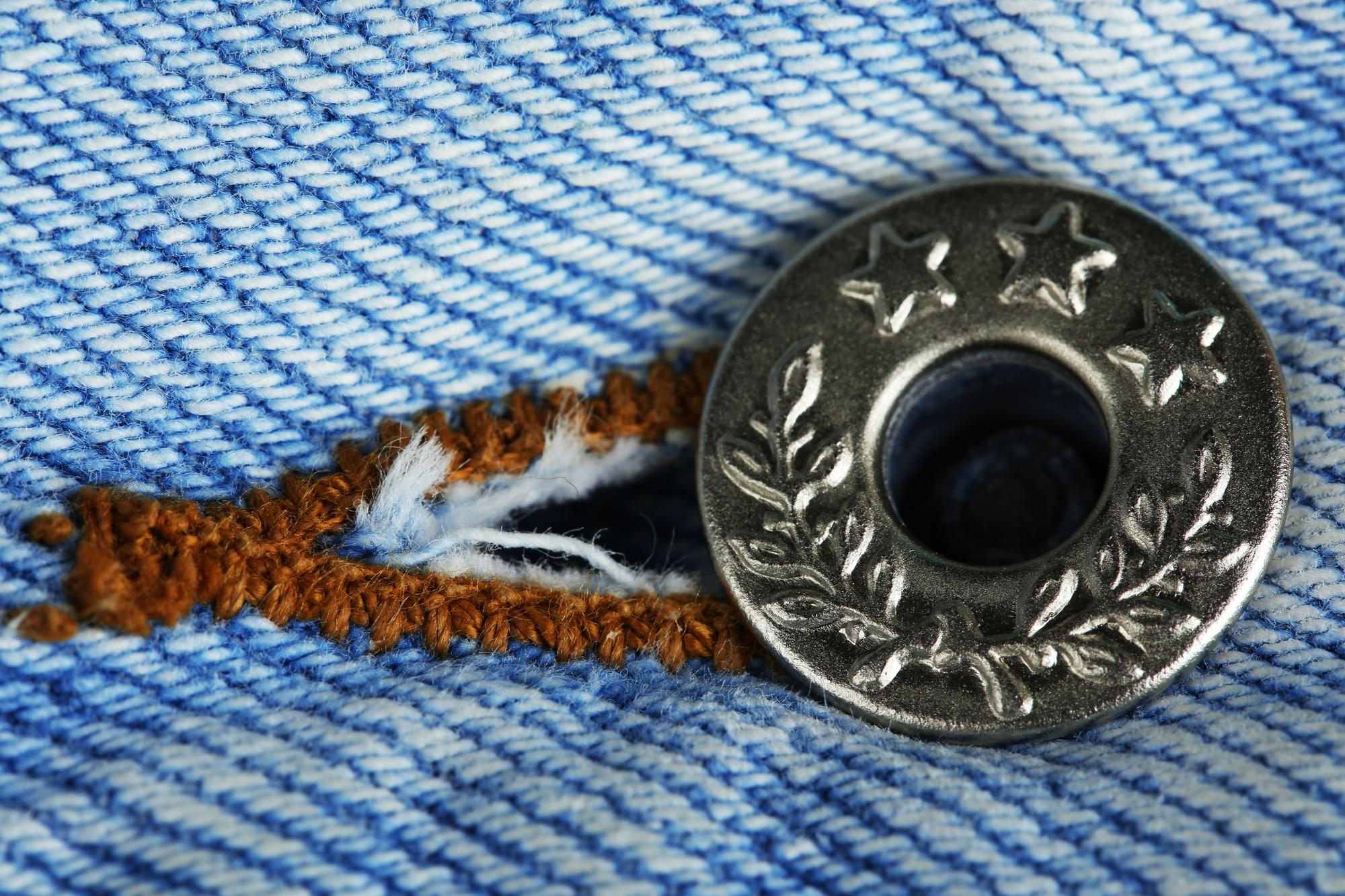 Monogramm auf Hemdkragen in Nahaufnahme